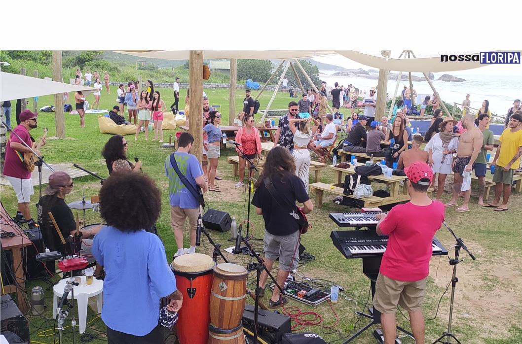 Lua cheia ilumina o Reggae da Alma Rebel na Praia Mole