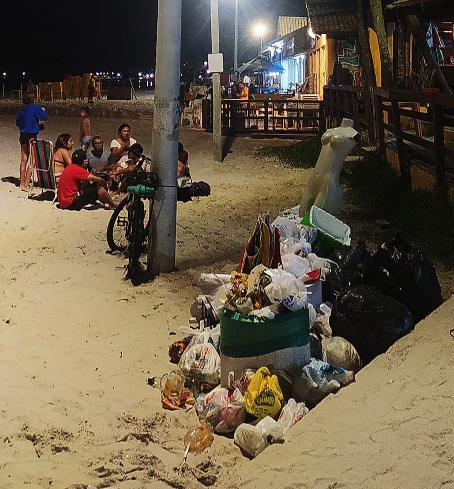 Montanhas de lixo em acessos de praia é cena comum. A imagem mostra o centrinho dos Ingleses, em novembro de 2023.