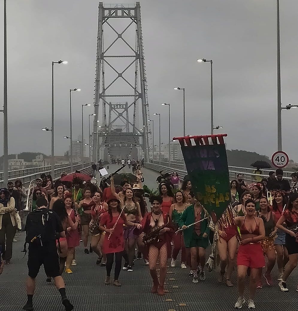 Filhas de Eva no Jardim das Delícias, na Ponte Hercílio Luz| Foto: Nossa Floripa / Dezembro 2023