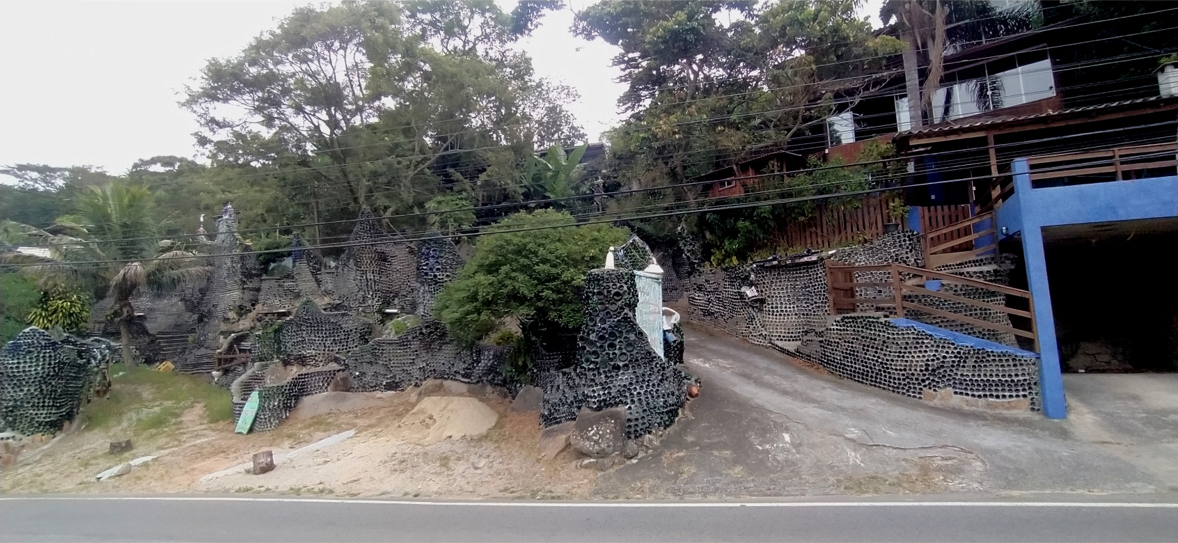 Na praia Brava, casa tem fachada decorada com milhares de garrafas de vidro